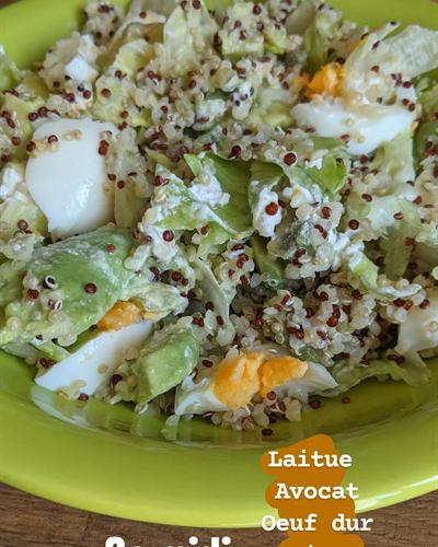 Salade laitue, avocat, œuf dur, quinoa et fromage frais