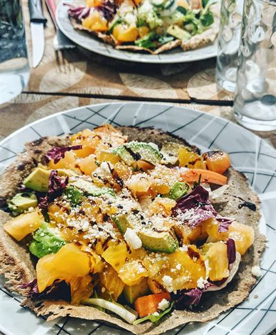 Galette-salade au sarrasin, avocat et feta