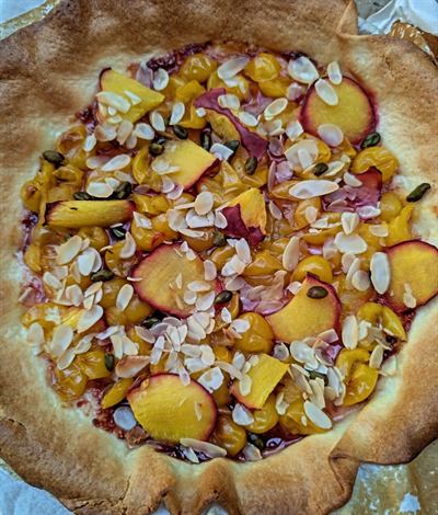 Tarte estivale nectarine, mirabelle et pistache