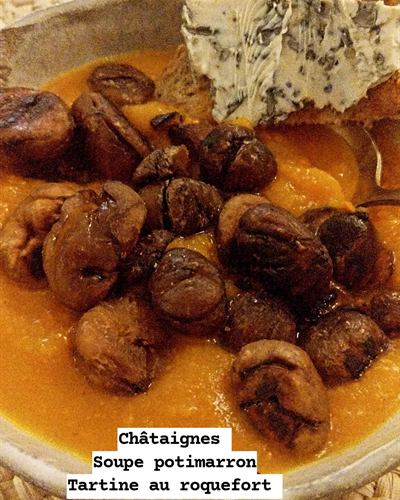 Soupe de potimarron, châtaignes rôties et tartine au roquefort