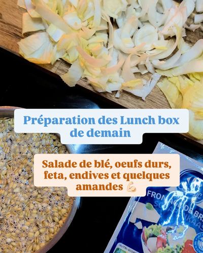Lunch box blé, œufs durs, feta, endives et amandes