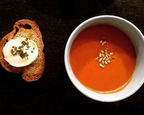 Velouté de tomates au basilic et tartines au chèvre