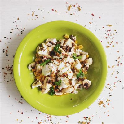 Méli-mélo de maïs, champignons et œuf mollet