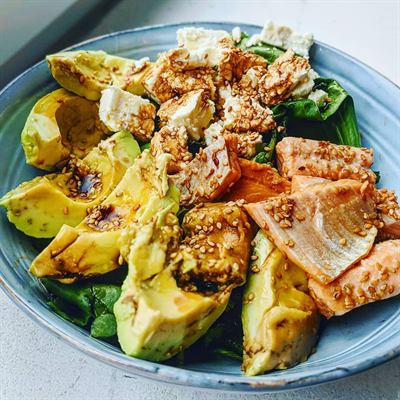 Bowl avocat, truite caramélisée au soja et épinards