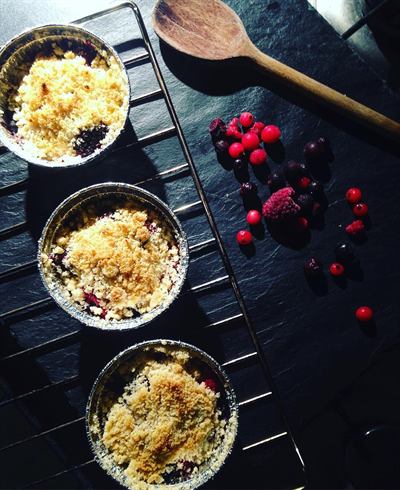 Mini-crumbles aux fruits rouges et amandes