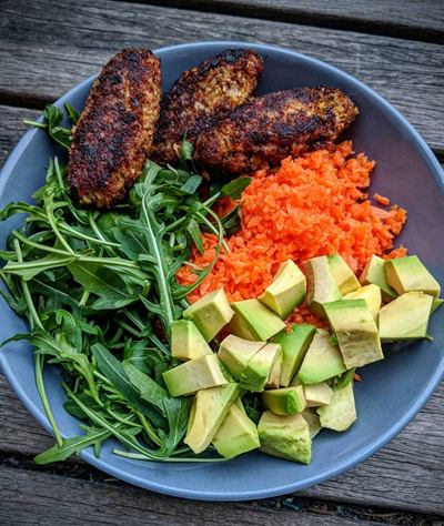 Bowl veggie roquette, carottes râpées, avocat et keftas