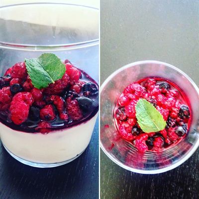 Bol de fromage blanc aux fruits rouges et menthe