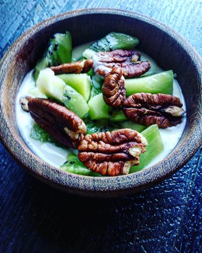 Bol fromage blanc, noix de pécan, kiwi et miel