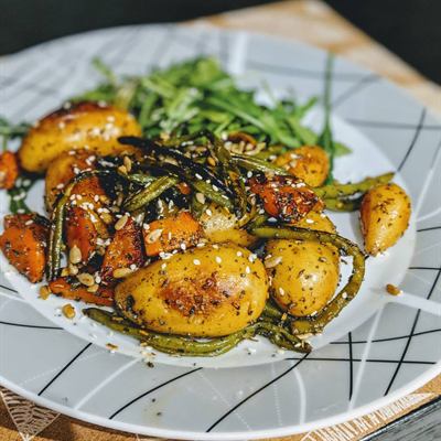 Poêlée de pommes de terre, haricots verts et carottes aux graines