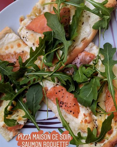 Pizza maison saumon, roquette et mozzarella