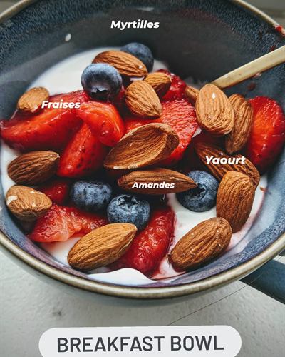 Breakfast bowl yaourt, fraises, myrtilles et amandes