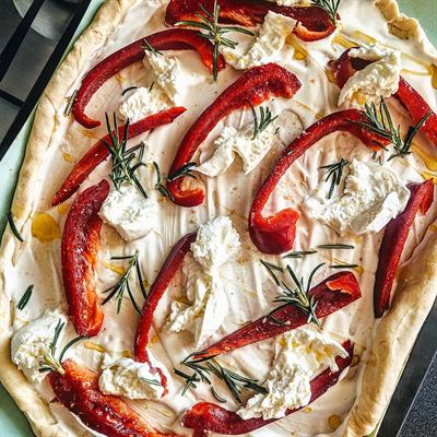 Pizza blanche poivrons grillés, chèvre frais et romarin