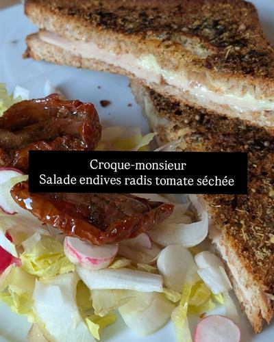 Croque-monsieur et salade endives, radis et tomates séchées