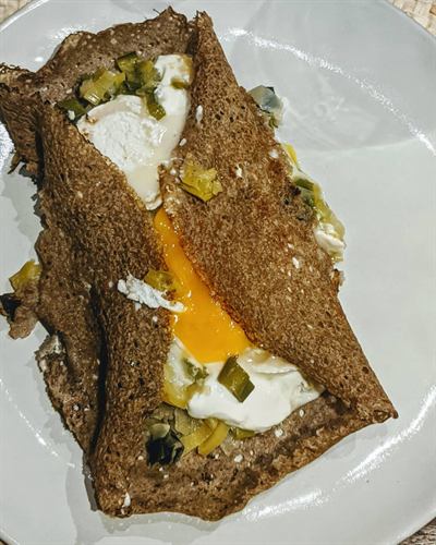 Galette de sarrasin poireaux, chèvre et œuf au plat