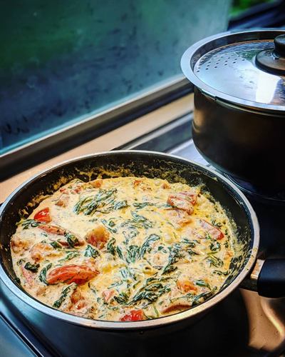 Riz basmati crémeux aux épinards, tomates et mozzarella