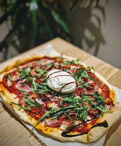Pizza maison roquette, mozzarella et jambon de Savoie