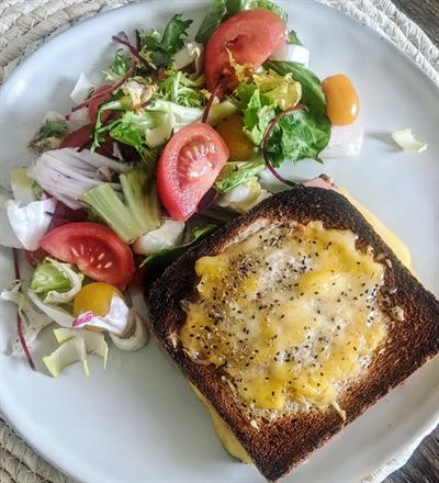 Croque-monsieur au fromage végétal et jambon de poulet