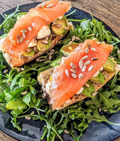 Tartines estivales au saumon - avocat - mozzarella