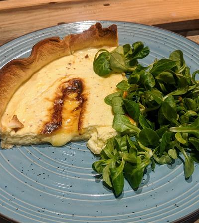 Quiche comté-reblochon et salade de mâche