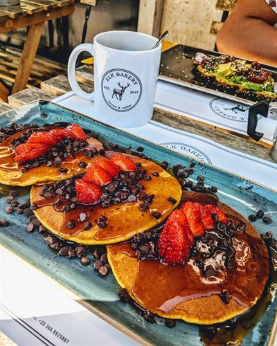 Pancakes fraises, copeaux de chocolat et sirop d'agave