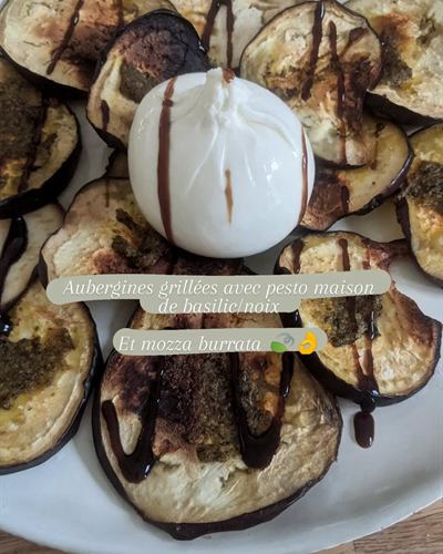 Aubergines grillées, pesto basilic-noix et burrata