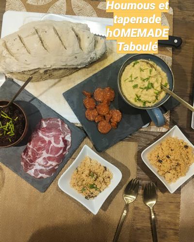 Planche maison : pain, houmous, tapenade et taboulé