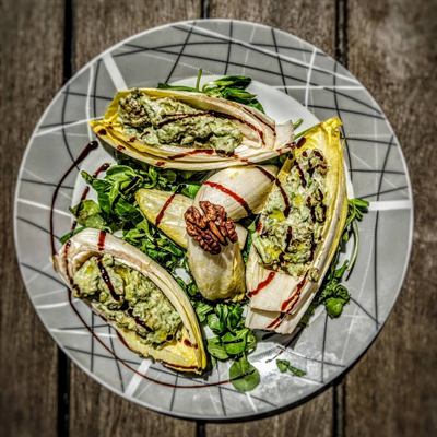Endives à la mousse d'avocat et au bleu