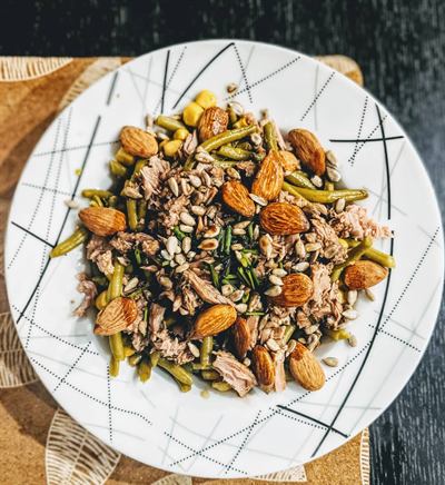Salade de haricots verts, maïs, thon et amandes