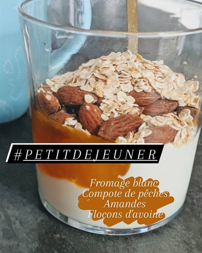 Bol fromage blanc, compote de pêches, amandes et avoine