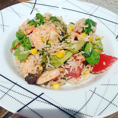 Salade de riz aux crevettes et maïs