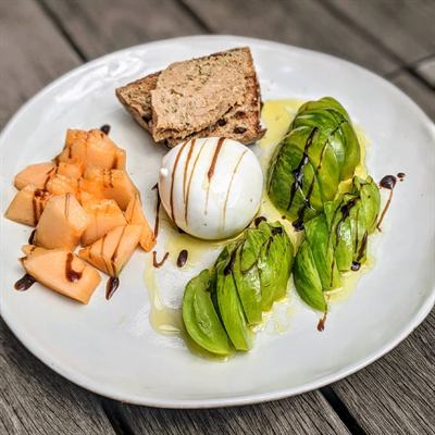 Assiette du dimanche : melon, tomate verte, mozzarella et pain aux olives