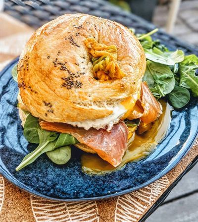 Bagel maison truite fumée, œuf au plat et fleur de courgette