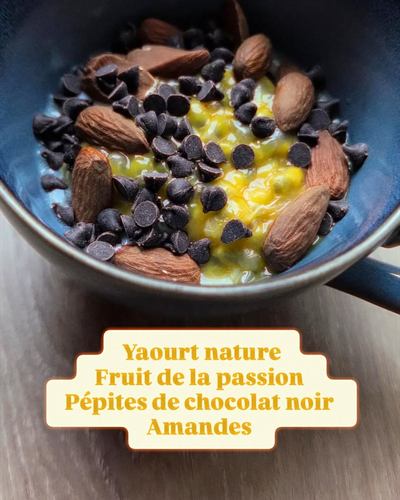 Bol yaourt, fruit de la passion, chocolat et amandes