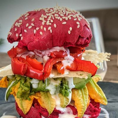 Burger végétarien aux tuiles de parmesan et poivrons