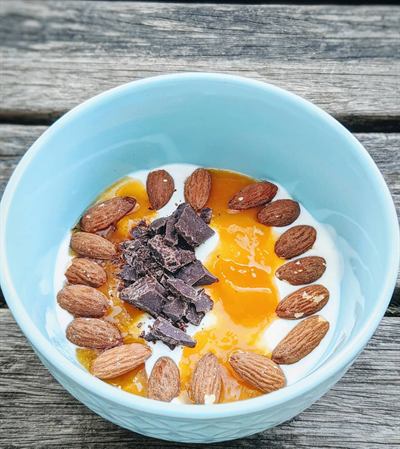 Bowl estival fromage blanc, compote de pêches et chocolat