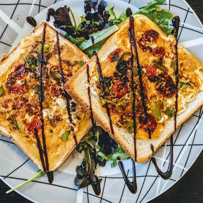 Toast d'œufs brouillés à la mozzarella, poivrons et tomates