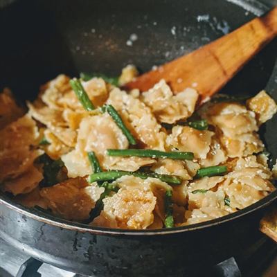 Poêlée de ravioles au chèvre et haricots verts, sauce fromage blanc