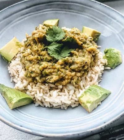 Riz complet, crème de courgettes à l'ail et avocat