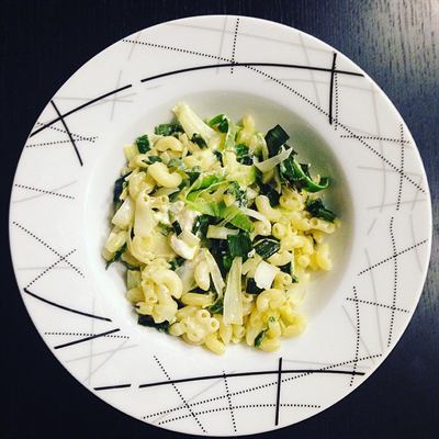 Coquillettes aux poireaux et fromage frais du marché