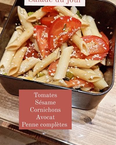 Salade de penne complètes, avocat, tomates et cornichons