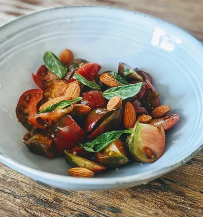 Tomates du jardin, basilic et amandes