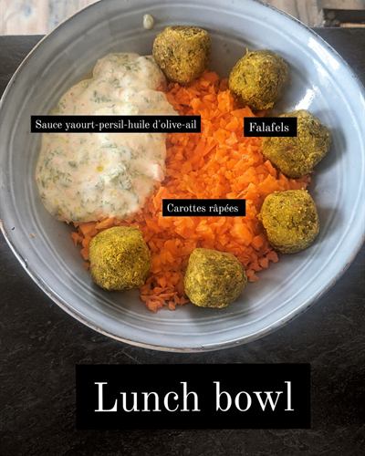 Lunch bowl falafels, carottes râpées et sauce yaourt-persil-ail