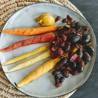Carottes multicolores et vitelottes aux amandes et jambon fumé