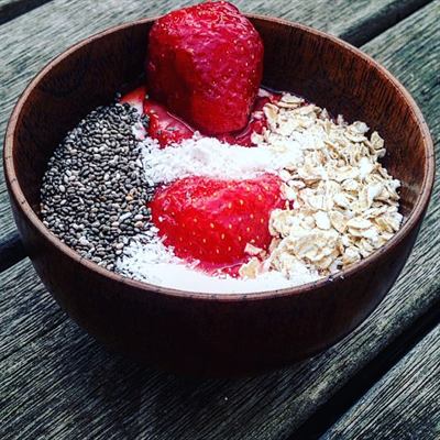Bol fraises, chia, avoine et noix de coco