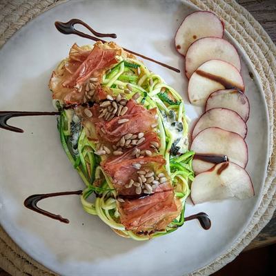 Tartine au four courgette, roquefort, jambon et nectarine