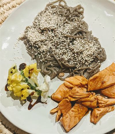 Truite mi-cuite sauce soja et nouilles soba