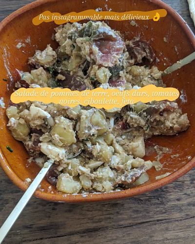 Salade de pommes de terre, œufs durs, tomates noires et feta
