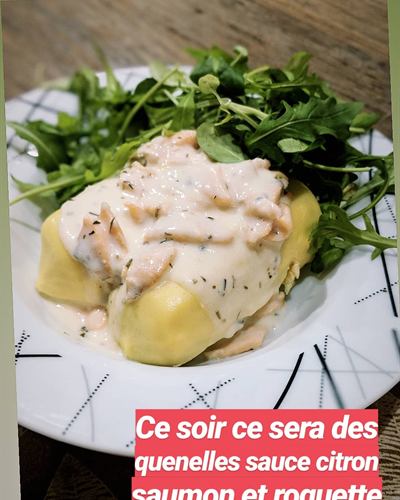 Quenelles sauce citron, saumon et roquette
