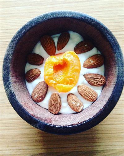 Fromage blanc à l'abricot frais et aux amandes