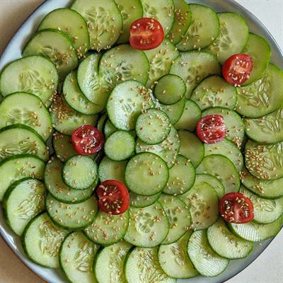 Carpaccio de concombre au sésame et à l'huile de noix